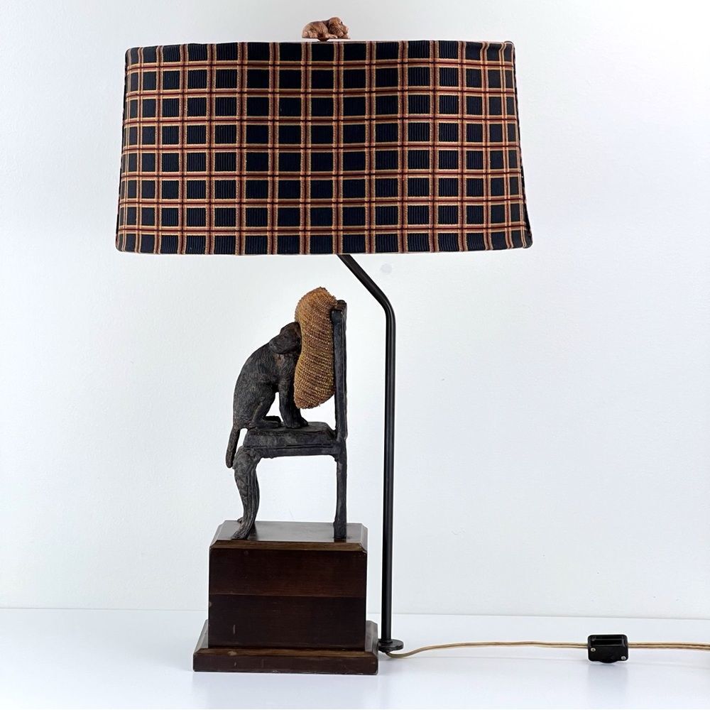 VINTAGE FREDERICK COOPER TABLE LAMP WITH WOOD BASE AND Dog ON CHAIR